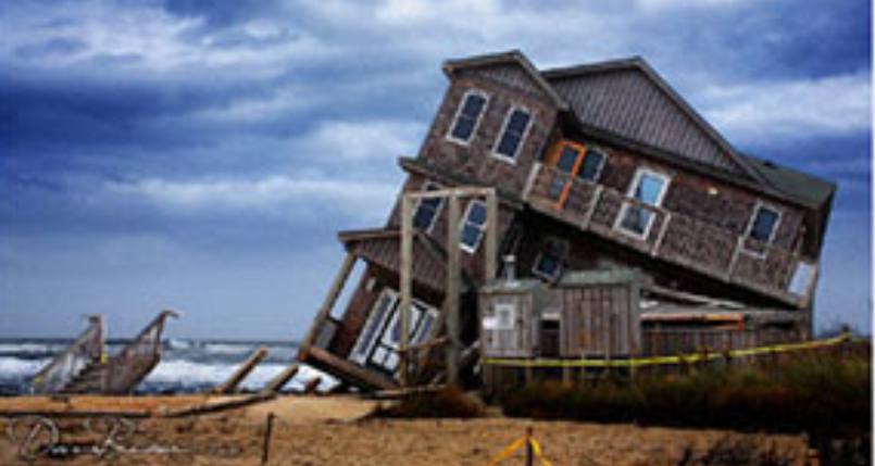 Een salespage of verkooppagina op een zwak aanbod is als een huis bouwen op een zwakke fundering. Foto van ingezakt huis.